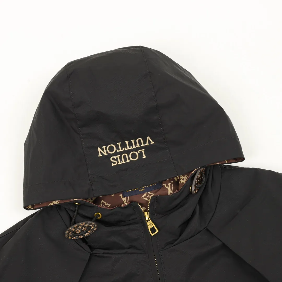 🅿️570 Louis Vuitton/Louis Vuitton presbyopia all-over printed splicing windbreaker zipper jacket. Purchase the original version and have it printed immediately. The fabric is made of custom densely spun technical fabric that is light and thin, and the upper body is silky and breathable. Infrared positioning cutting, workwear-style windbreaker design, the upper body is invincible and versatile. All details are customized and developed, and all hardware and accessories are restored to ZP. Size：XS-L